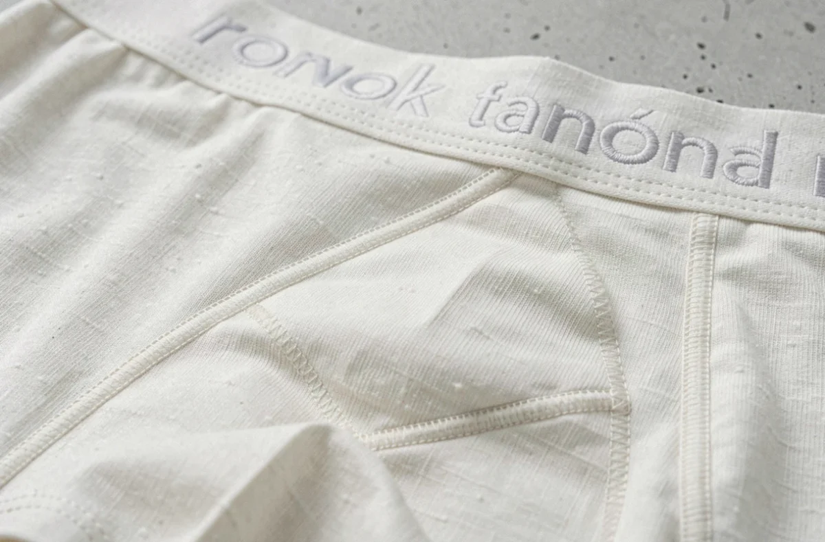 Détail en gros plan de la poche kangourou d'un boxer homme en tissu bambou avec coutures visibles